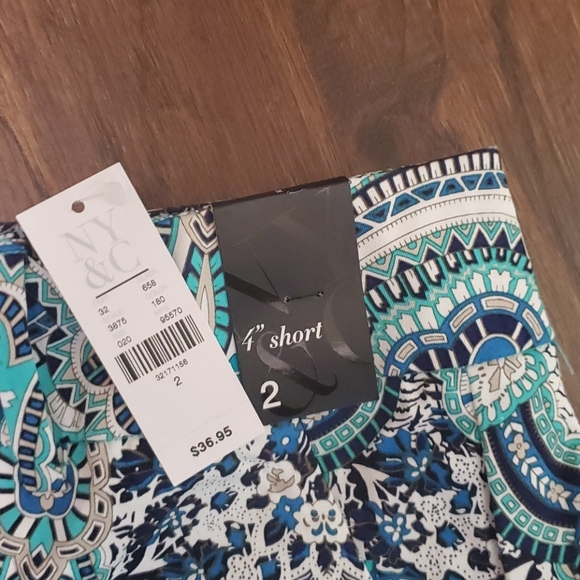 New York and Co shorts - Picture 2 of 2